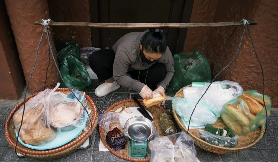 Bàn nướng đông khách tại Viễn Đông